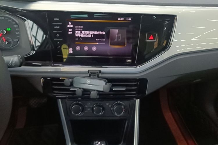 Volkswagen Polo 2022 car image #13