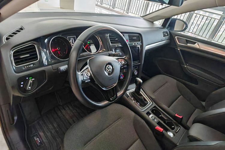 Volkswagen Golf 2019 car image #11