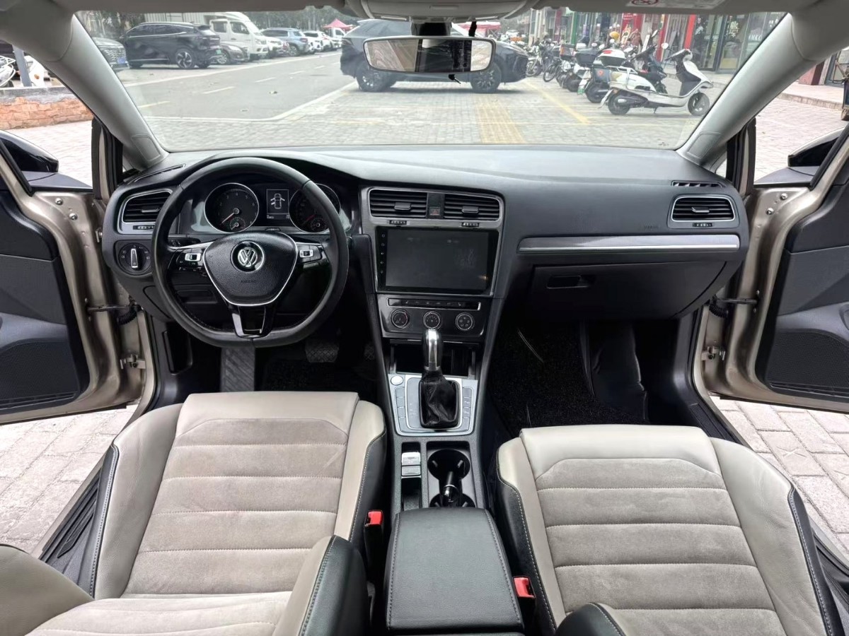 Volkswagen Golf 2017 car image #9