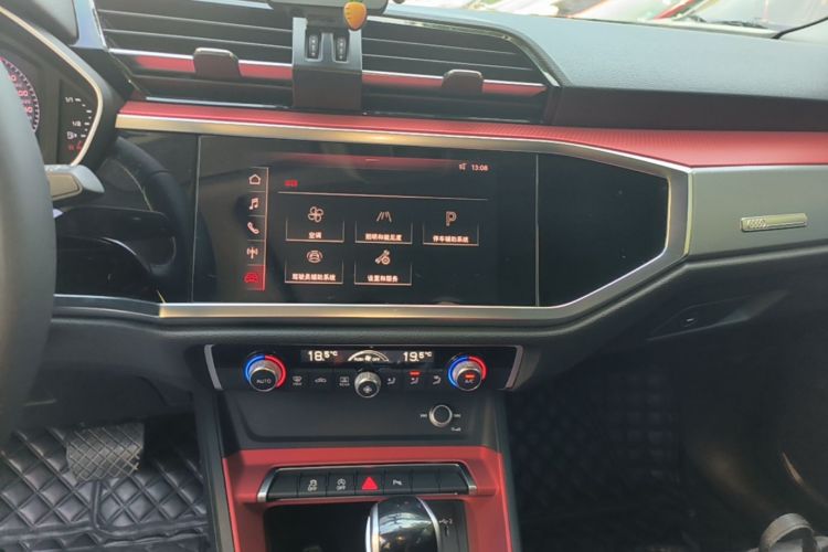Audi Q3 2019 car image #17