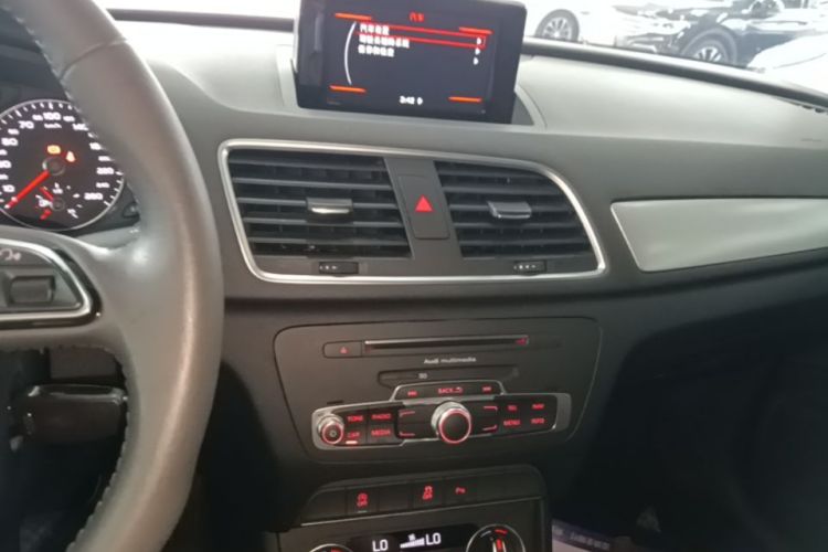 Audi Q3 2018 car image #13