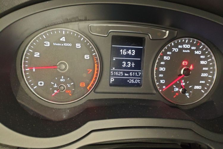 Audi Q3 2018 car image #8