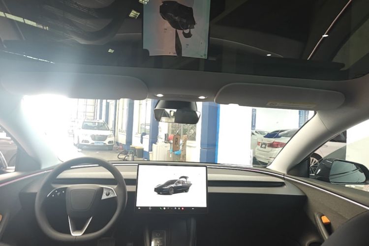 Tesla Model 3 2024 car image #18