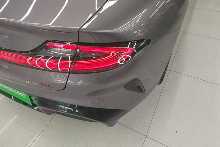 MI SU7 2024 immagine di auto #8