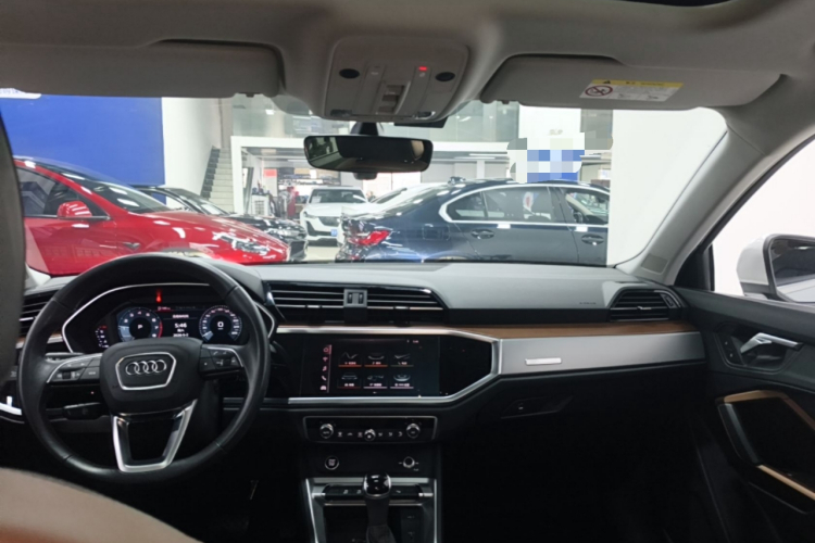 Audi Q3 2020 car image #18