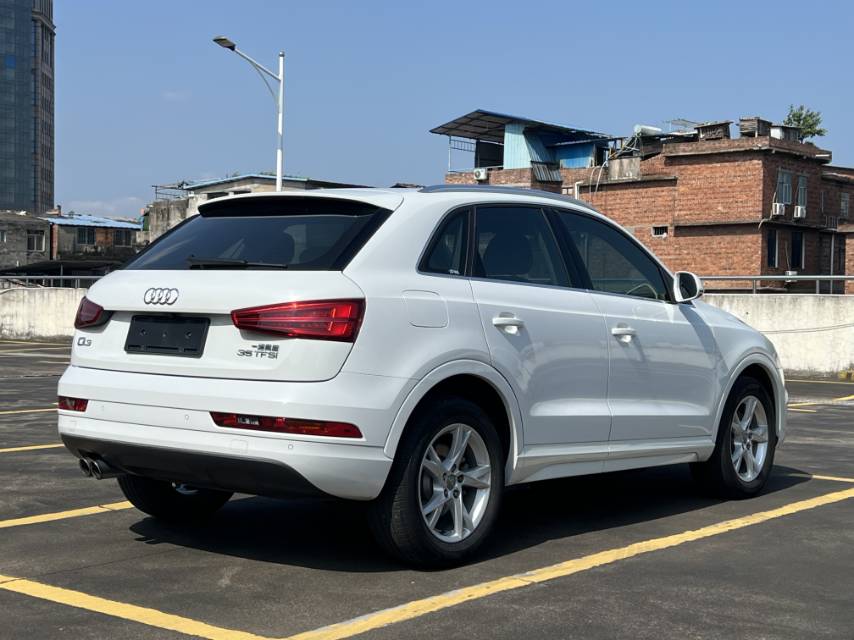 Audi Q3 2019 car image #11