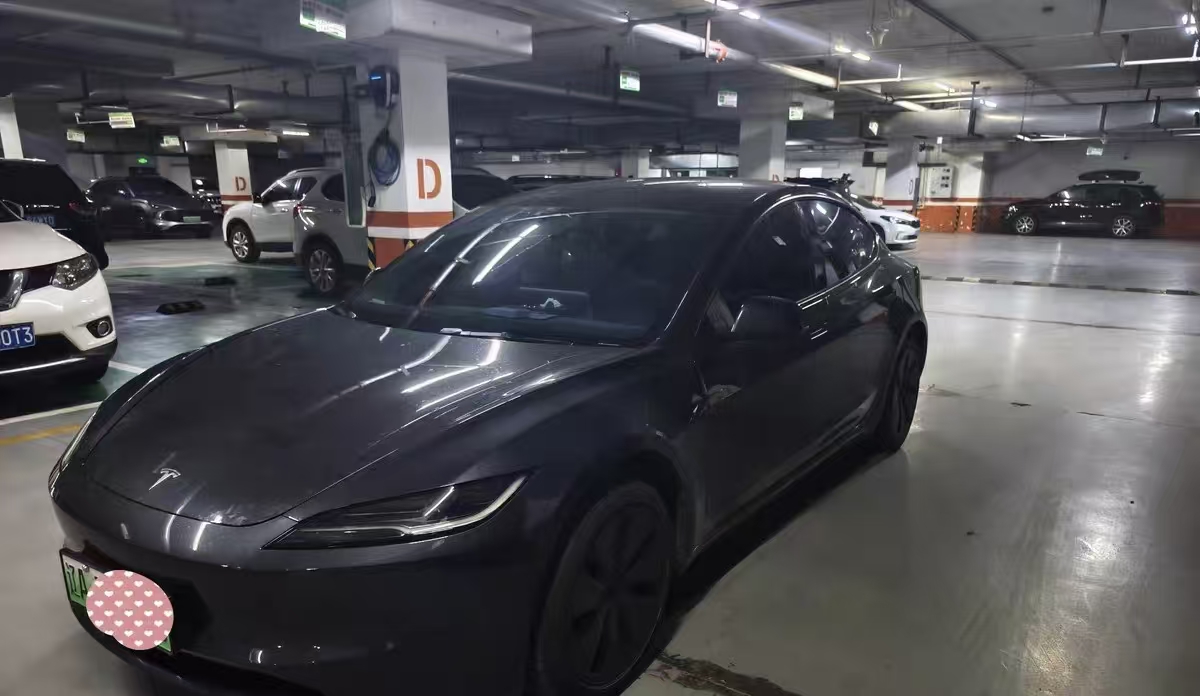 Tesla Model 3 2025 immagine di auto 