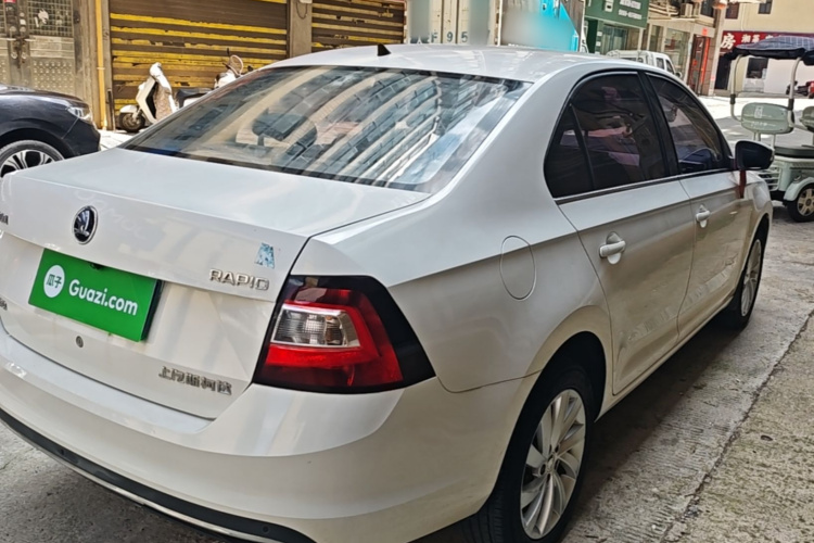 Skoda Rapid 2018 car image #7