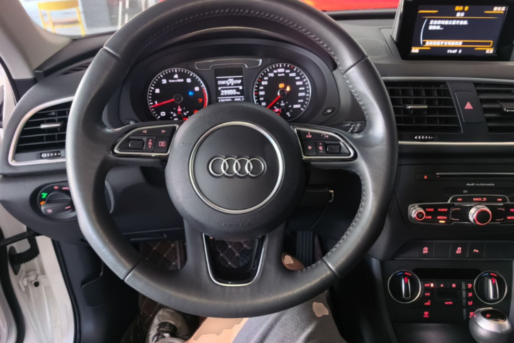 Audi Q3 2019 car image #15