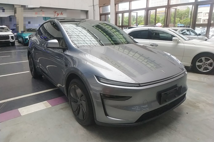 Tesla Model Y 2025 car image #4