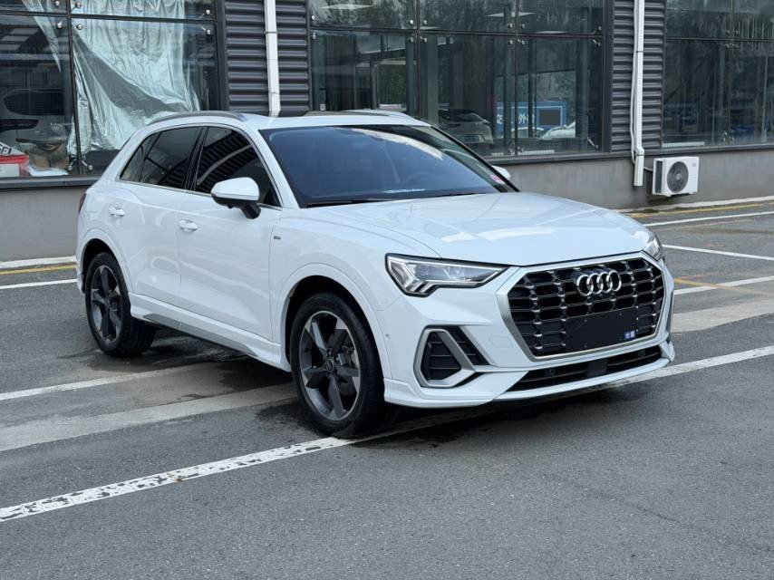 Audi Q3 2023 car image #3