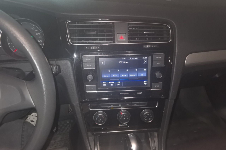 Volkswagen Golf 2019 car image #17