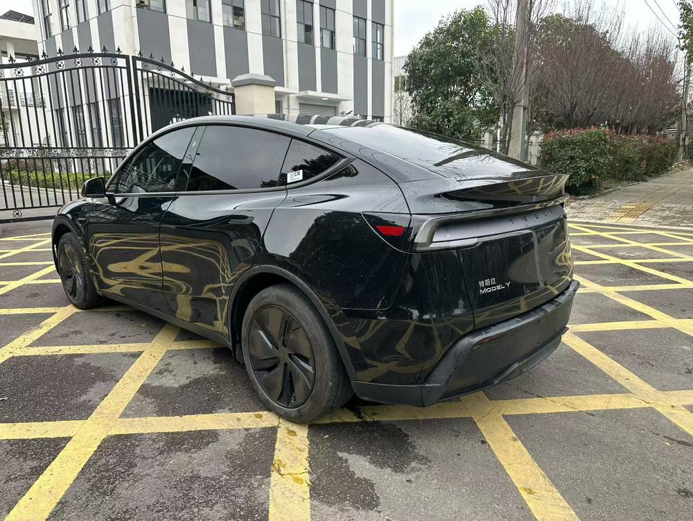 Tesla Model Y 2025 #4 Tesla Model Y 2025 car image #4