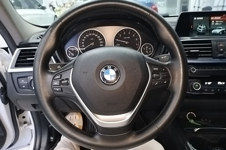 BMW 3 Series 2018 imagen de coche #11