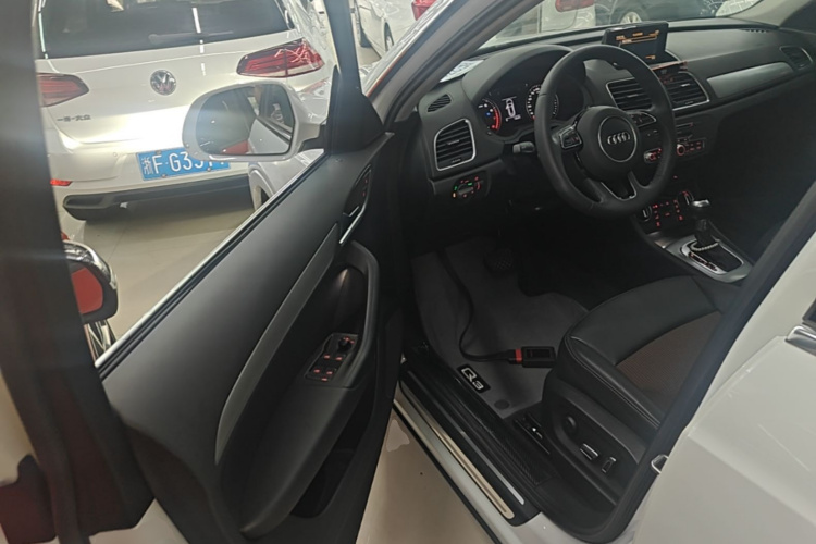 Audi Q3 2019 car image #16