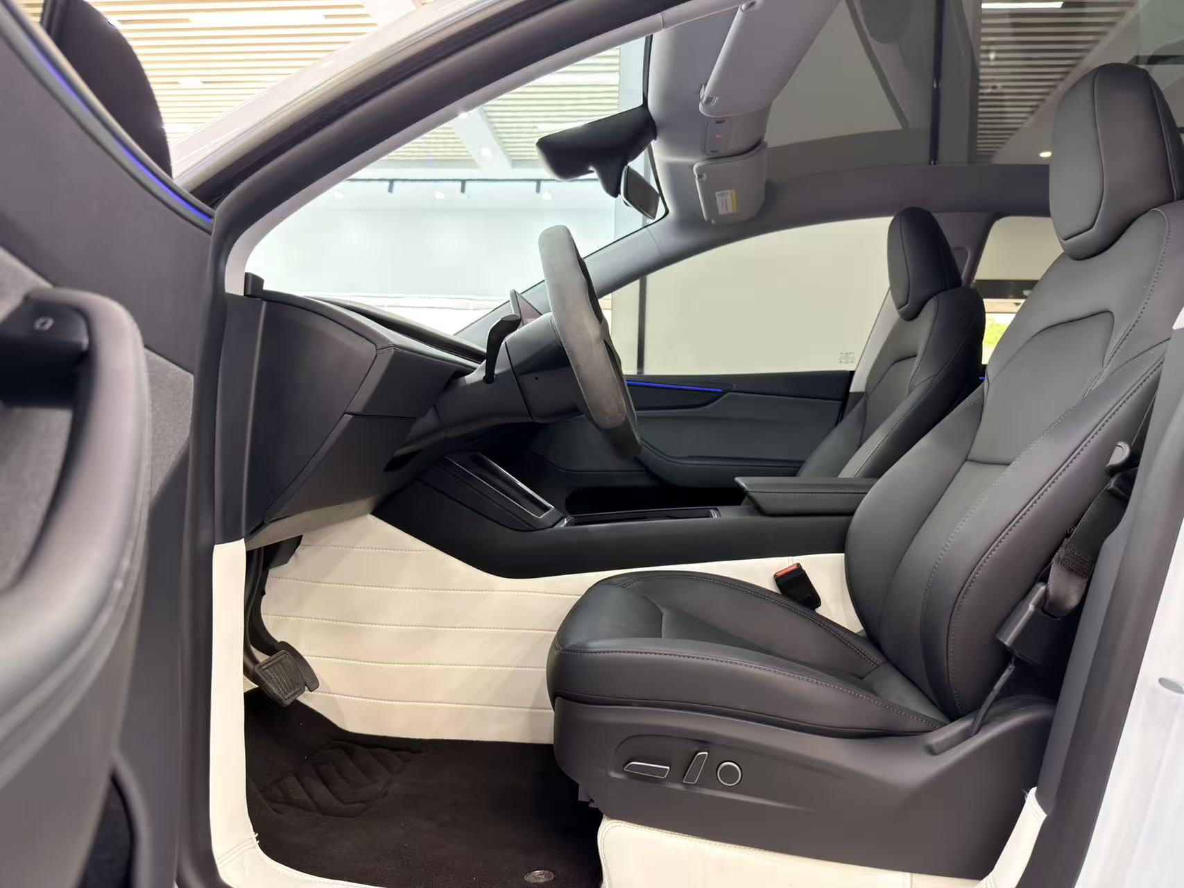 Tesla Model Y 2025 car image #8