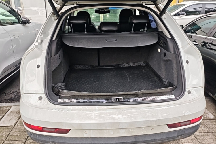 Audi Q3 2018 car image #19