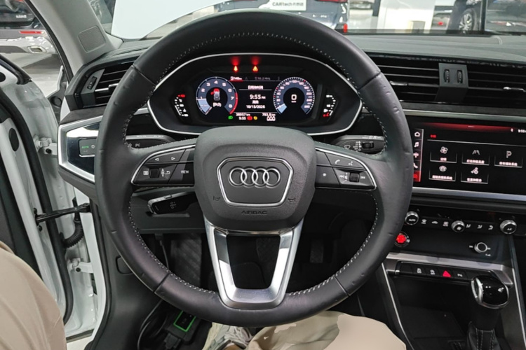 Audi Q3 2021 car image #11