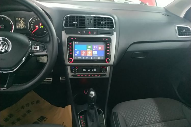 Volkswagen Polo 2015 car image #17