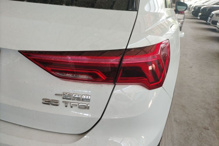 Audi Q3 2020 car image #8
