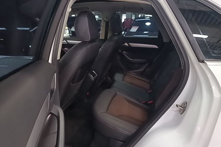 Audi Q3 2016 car image #17