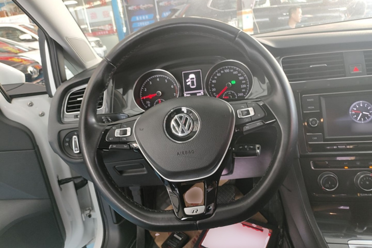 Volkswagen Golf 2018 car image #11