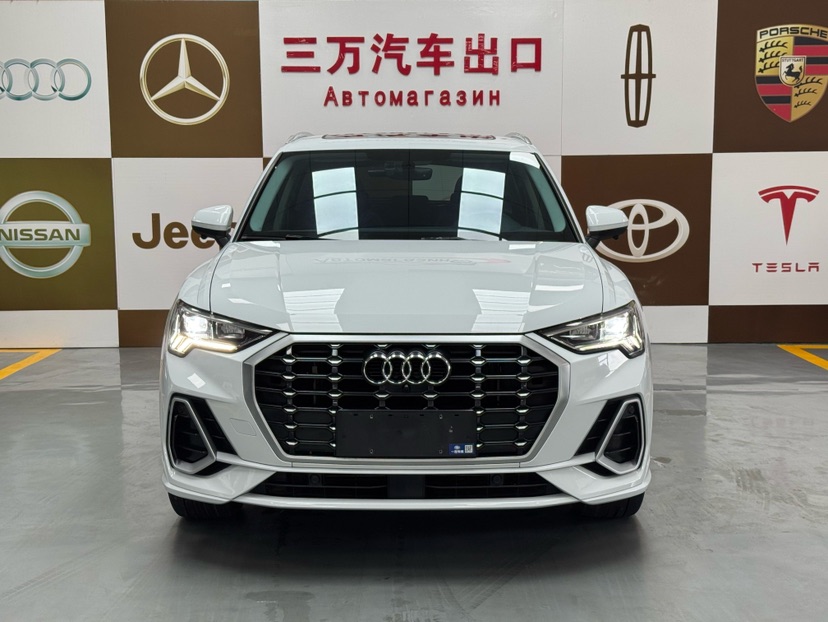 Audi Q3 2022 car image #2