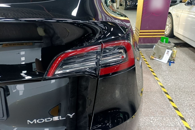 Tesla Model Y 2024 immagine di auto #8