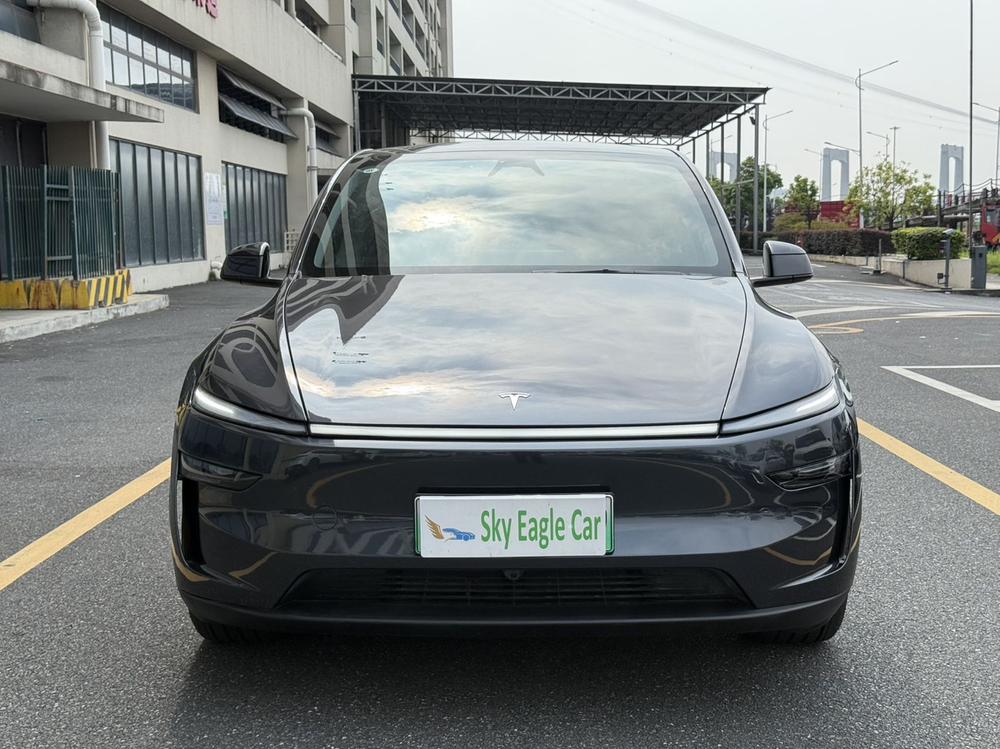 Tesla Model Y 2025 #2 Tesla Model Y 2025 car image #2