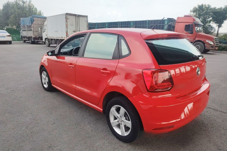 Volkswagen Polo 2015 car image #5