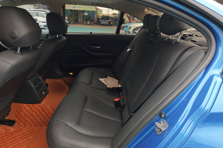 BMW 3 Series 2019 car image #17