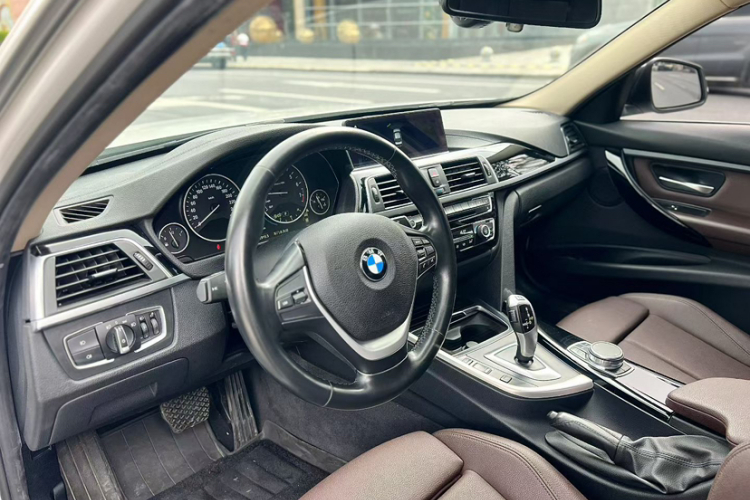 BMW 3 Series 2019 car image #13