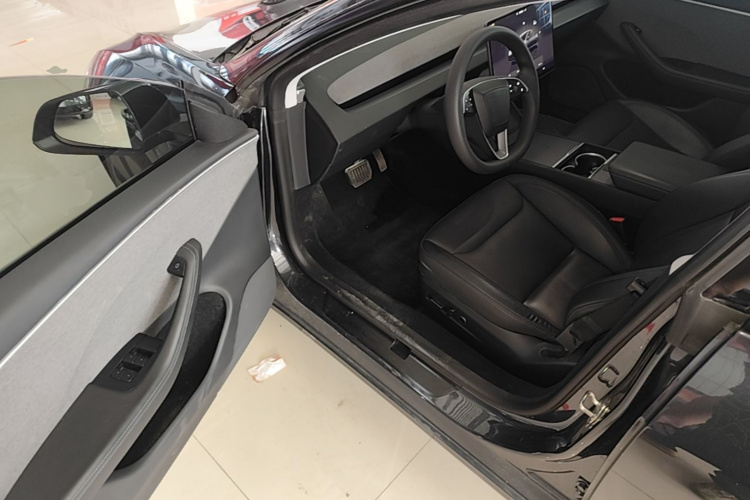 Tesla Model 3 2024 car image #16
