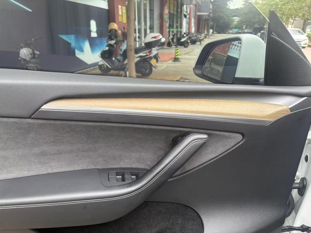 Tesla Model Y 2023 car image #18