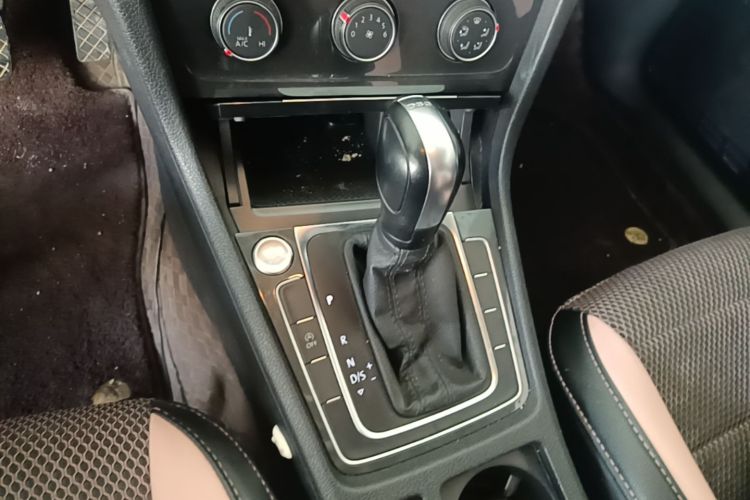 Volkswagen Golf 2020 car image #14
