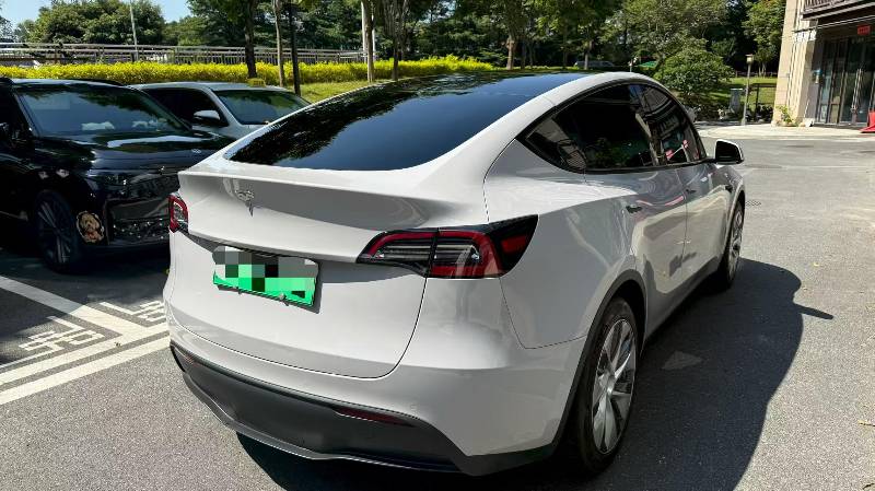 Tesla Model Y 2021 car image #9