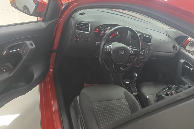 Volkswagen Polo 2017 car image #16