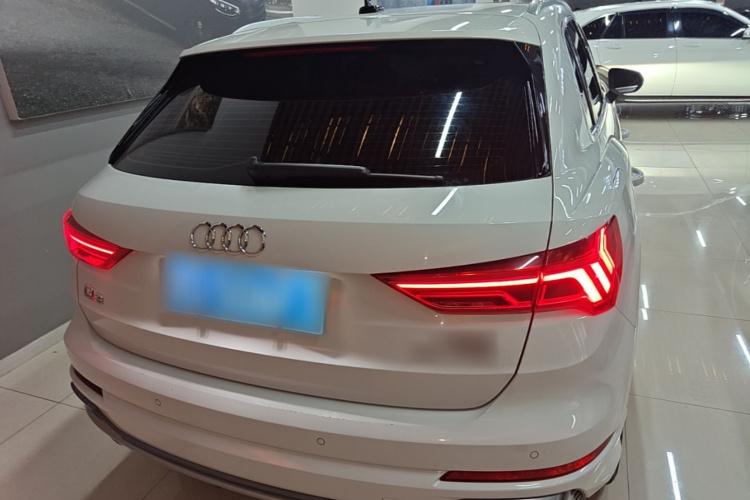 Audi Q3 2022 car image #6