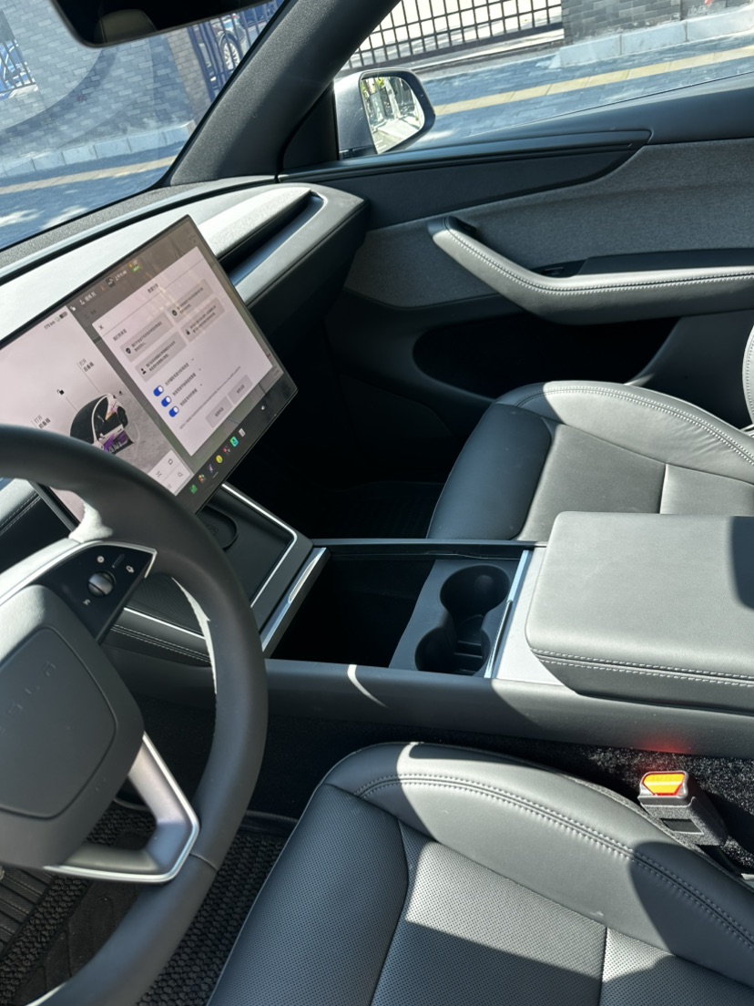 Tesla Model Y 2026 #4 Tesla Model Y 2026 car image #4