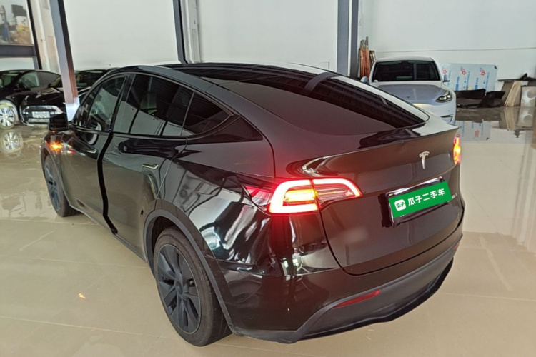 Tesla Model Y 2024 #5 Tesla Model Y 2024 car image #5