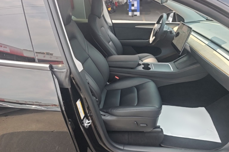 Tesla Model Y 2021 car image #24