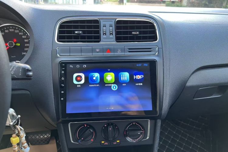 Volkswagen Polo 2016 car image #13
