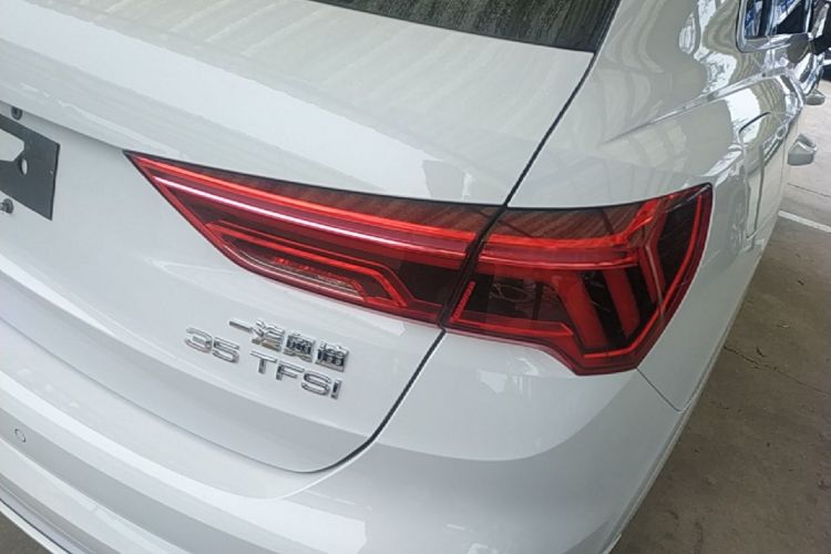 Audi Q3 2019 car image #8