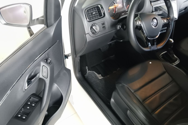 Volkswagen Polo 2017 car image #16