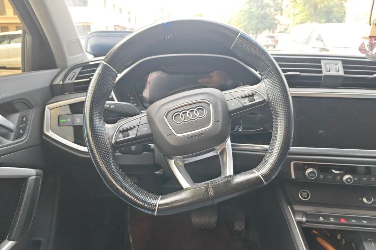 Audi Q3 2023 car image #11