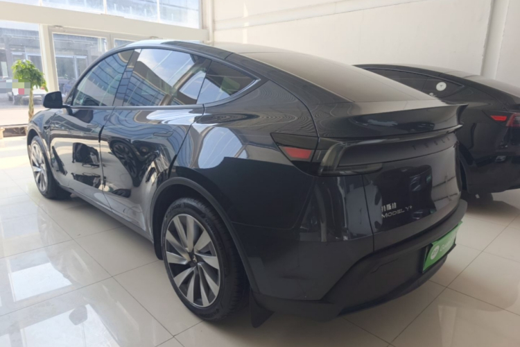 Tesla Model Y 2025 car image #5