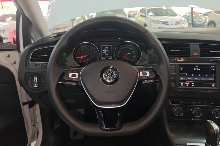 Volkswagen Golf 2017 car image #11