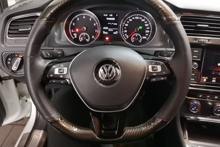 Volkswagen Golf 2019 car image #11