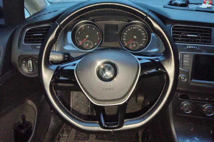 Volkswagen Golf 2017 car image #11
