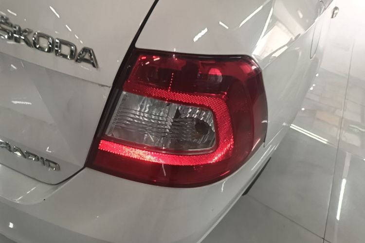 Skoda Rapid 2015 #8 Skoda Rapid 2015 car image #8